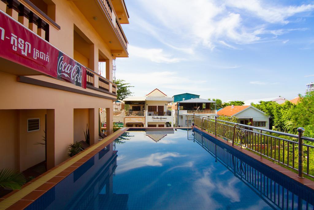 G Eleven Hotel Phnom Penh Exterior photo