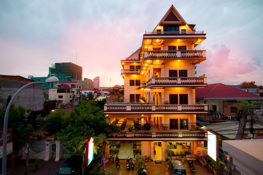 G Eleven Hotel Phnom Penh Exterior photo